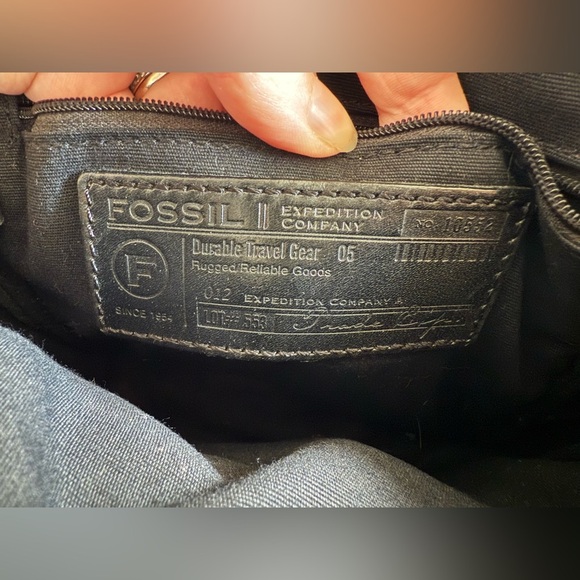 Fossil Vintage Black Leather Adjustable Crossbody - Picture 6 of 8